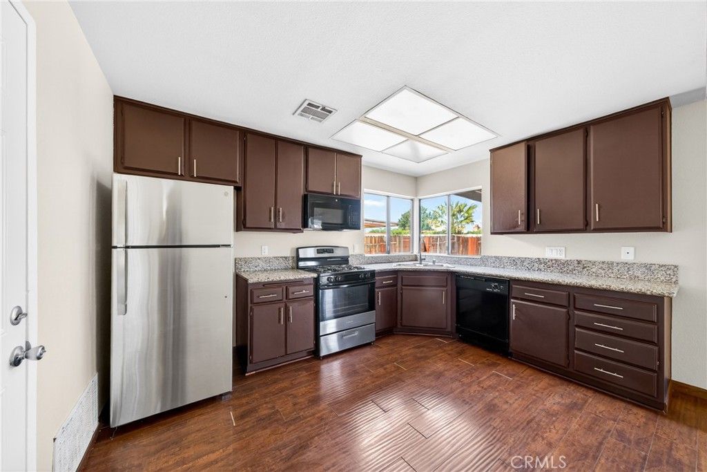 Image 25 of property listing at 1617 La Palma, Palmdale, CA 93550