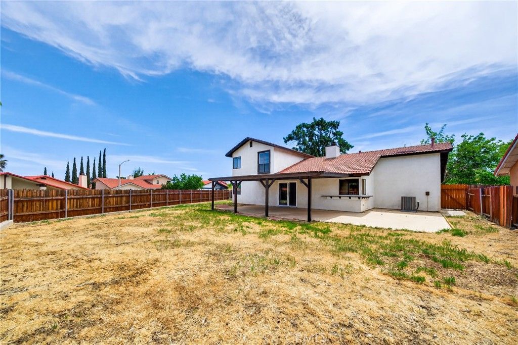 Image 6 of property listing at 1617 La Palma, Palmdale, CA 93550
