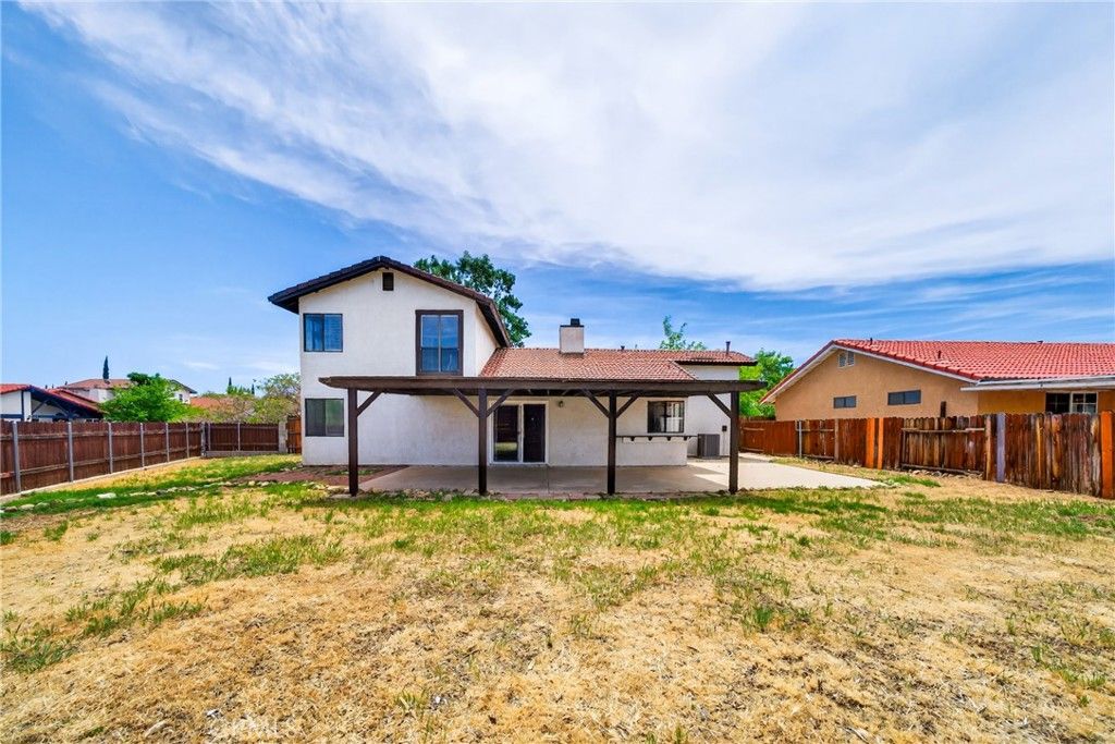 Image 7 of property listing at 1617 La Palma, Palmdale, CA 93550