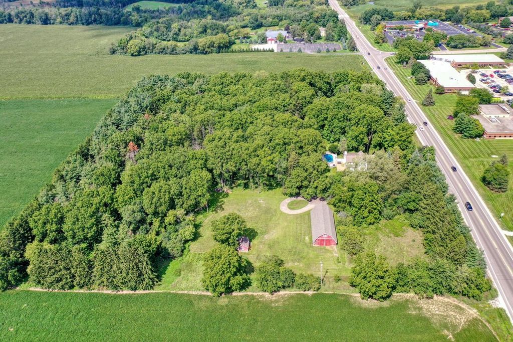 2831 HIGHWAY 83, Hartland, WI 53029