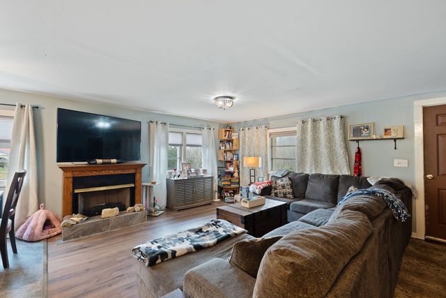 121 Deer Ck Rd, Mc Ewen, TN 37101