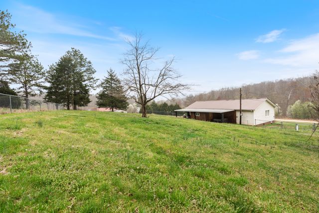 121 Deer Ck Rd, Mc Ewen, TN 37101