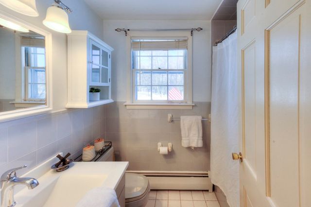 3 Shoreham St, Worcester, MA 01605