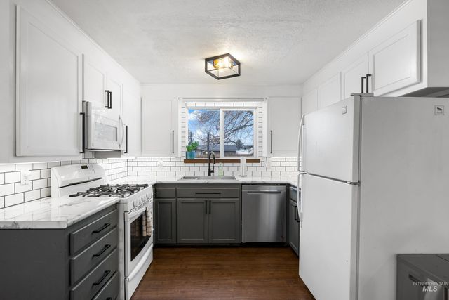 3333 N Pepperwood Dr, Boise, ID 83704