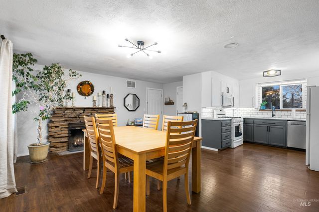 3333 N Pepperwood Dr, Boise, ID 83704