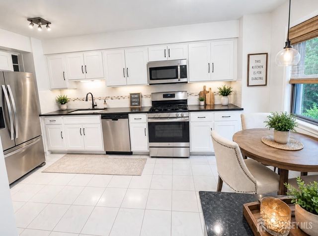 71 Highview Drive, Woodbridge Proper, NJ 07095