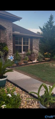 100 Old Bridle Way, Owens Cross Roads, AL 35763