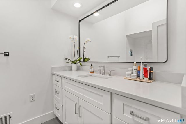 104 Harvest Commons 104, Westport, CT 06880