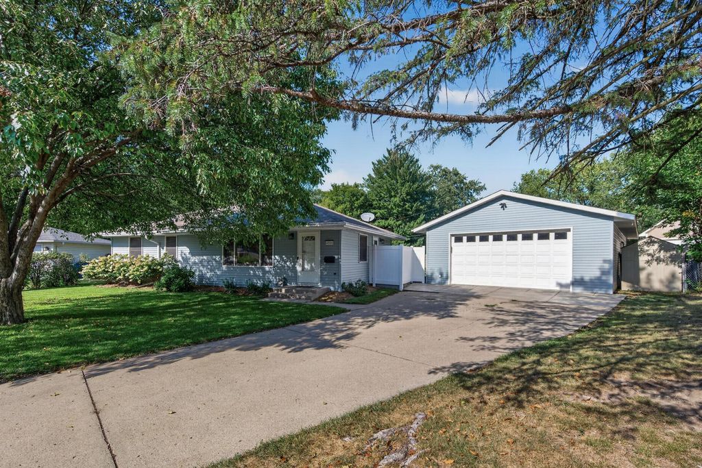 4500 Nord Drive, Bloomington, MN 55437 — photo 2