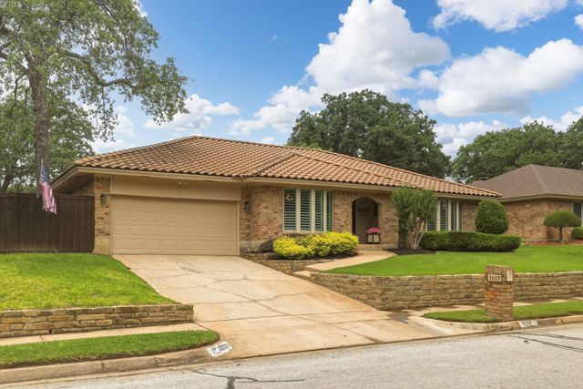 3009 Shenandoah Drive, Bedford, TX 76021