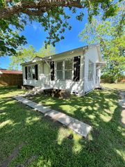 205 E Wilson Street S, Brazoria, TX 77422