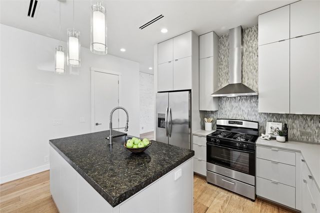 2100 Glendale PL A, Austin, TX 78704