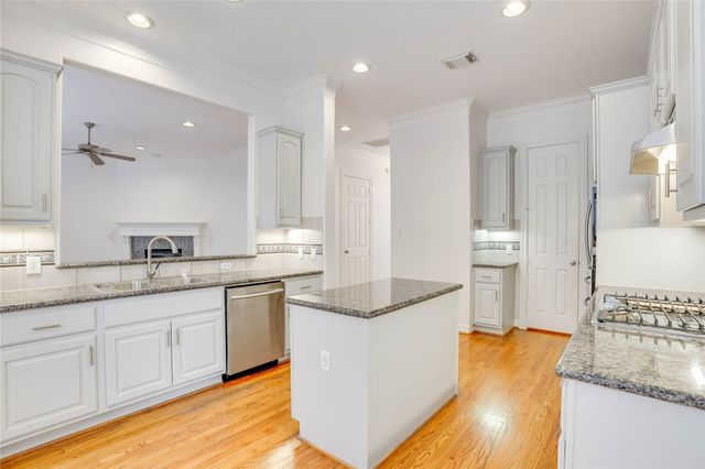 3015 W Park At Fairdale, Houston, TX 77057