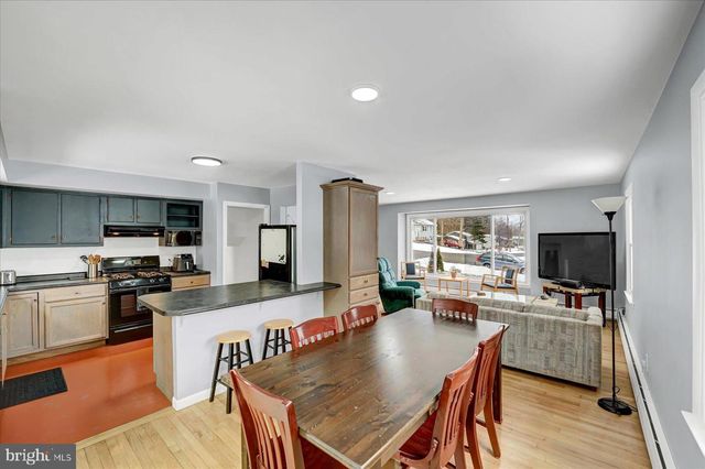 2120 N OAK LN, State College, PA 16803