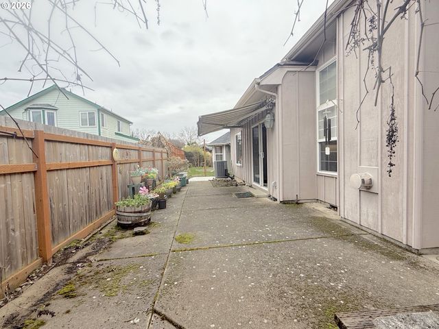 1505 CANAL St, Springfield, OR 97477