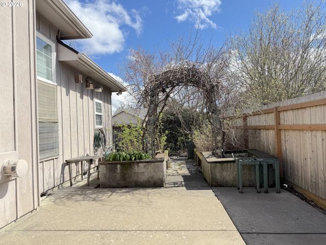 1505 CANAL St, Springfield, OR 97477