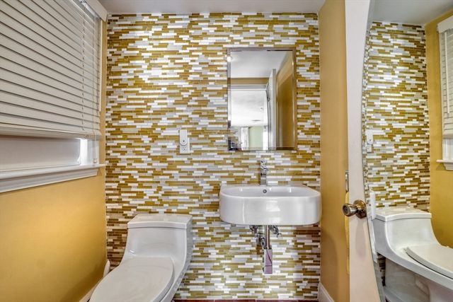 65 Sherburne Rd S, Lexington, MA 02421