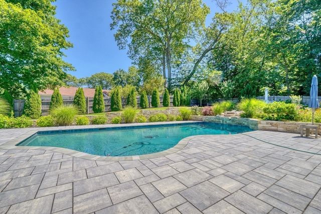 65 Sherburne Rd S, Lexington, MA 02421