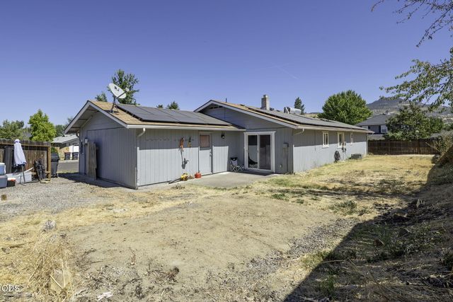 2552 Brookside Drive, Medford, OR 97504
