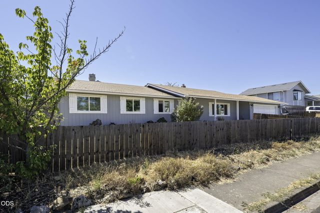 2552 Brookside Drive, Medford, OR 97504