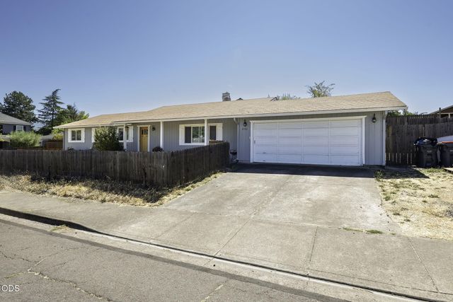 2552 Brookside Drive, Medford, OR 97504