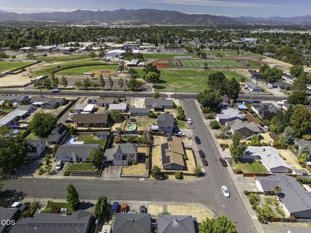 2552 Brookside Drive, Medford, OR 97504