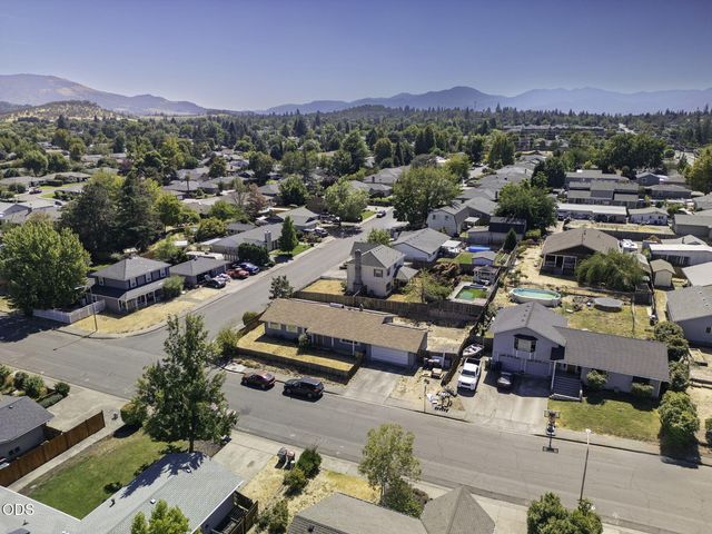 2552 Brookside Drive, Medford, OR 97504