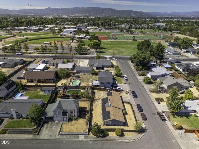2552 Brookside Drive, Medford, OR 97504