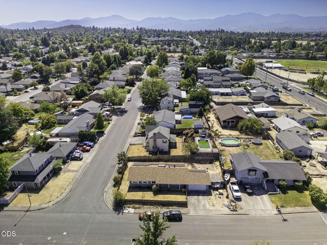 2552 Brookside Drive, Medford, OR 97504