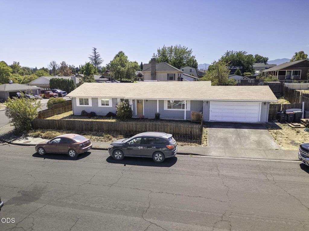 2552 Brookside Drive, Medford, OR 97504