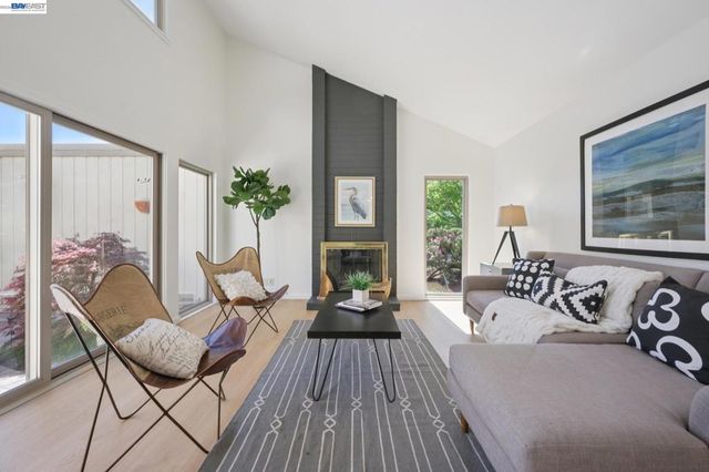 3201 Phoenix Ln, Alameda, CA 94502