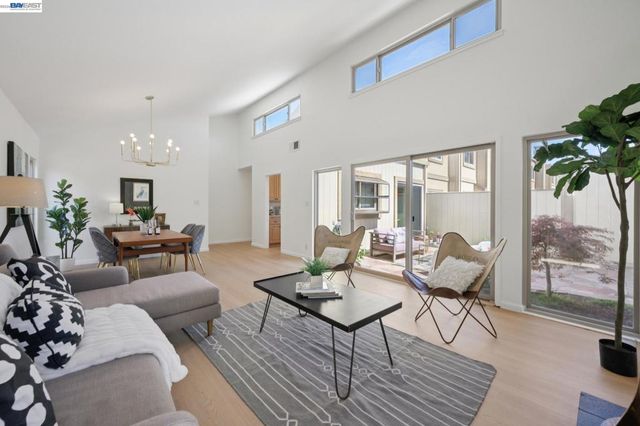 3201 Phoenix Ln, Alameda, CA 94502