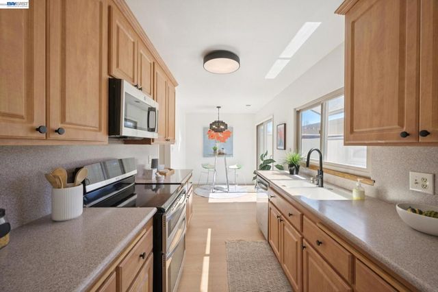 3201 Phoenix Ln, Alameda, CA 94502