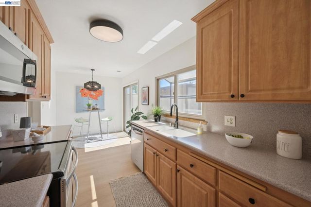 3201 Phoenix Ln, Alameda, CA 94502