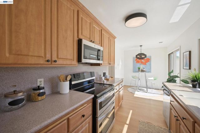 3201 Phoenix Ln, Alameda, CA 94502