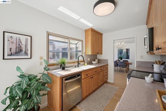 3201 Phoenix Ln, Alameda, CA 94502