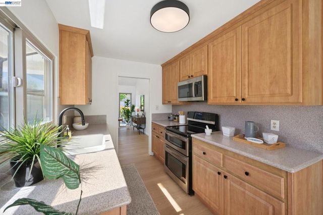 3201 Phoenix Ln, Alameda, CA 94502