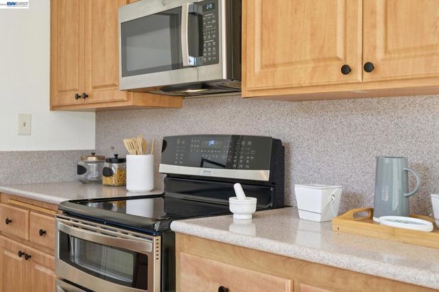 3201 Phoenix Ln, Alameda, CA 94502