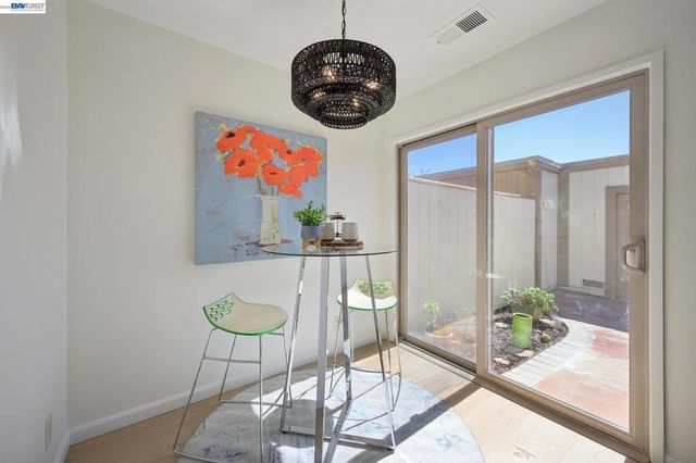 3201 Phoenix Ln, Alameda, CA 94502