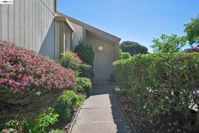 3201 Phoenix Ln, Alameda, CA 94502