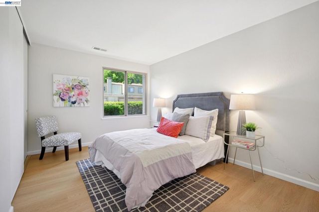 3201 Phoenix Ln, Alameda, CA 94502