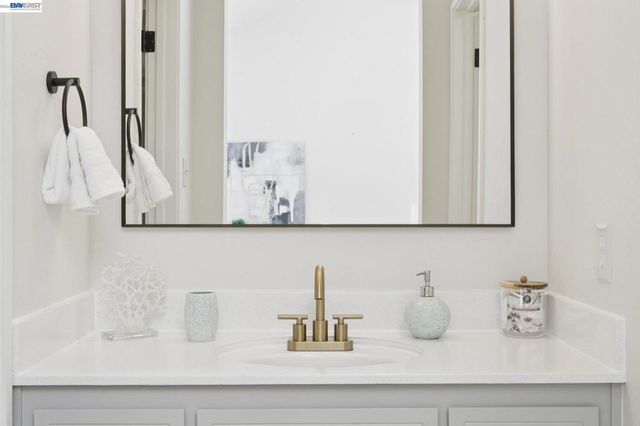 3201 Phoenix Ln, Alameda, CA 94502