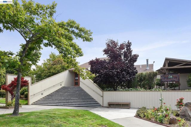 3201 Phoenix Ln, Alameda, CA 94502