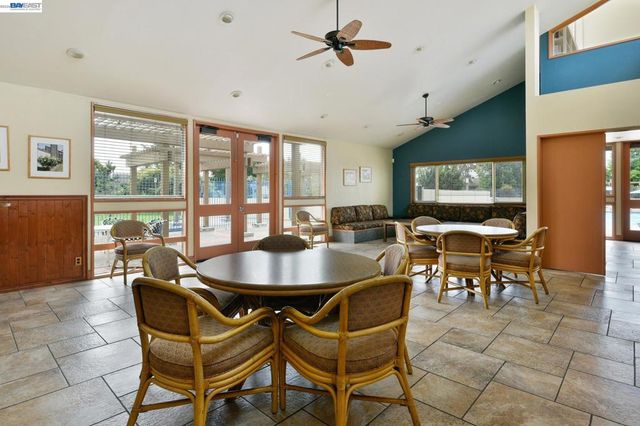 3201 Phoenix Ln, Alameda, CA 94502