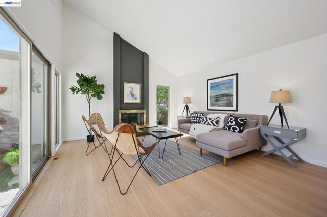 3201 Phoenix Ln, Alameda, CA 94502