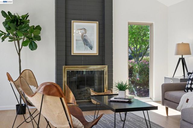 3201 Phoenix Ln, Alameda, CA 94502