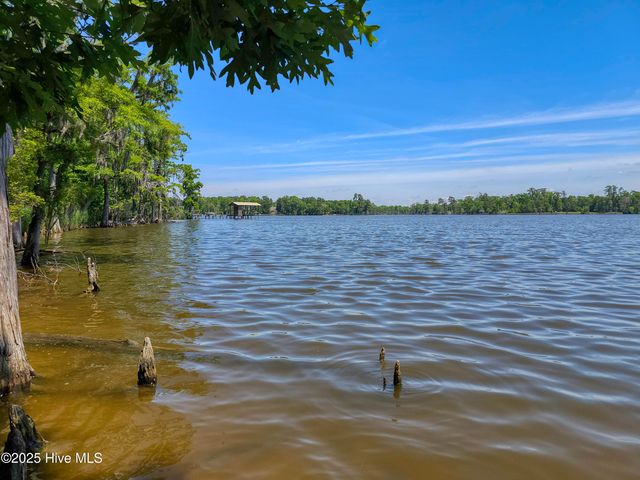 10 Peninsula Shores Way, Hertford, NC 27944