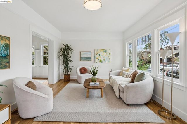 5360 5360 LOCKSLEY Ave, Oakland, CA 94618