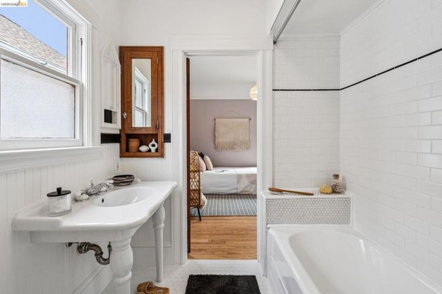 5360 5360 LOCKSLEY Ave, Oakland, CA 94618