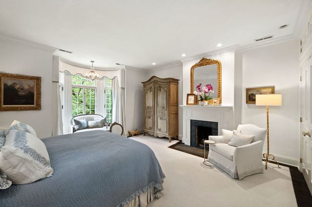 55 E ELM Street, Chicago, IL 60611